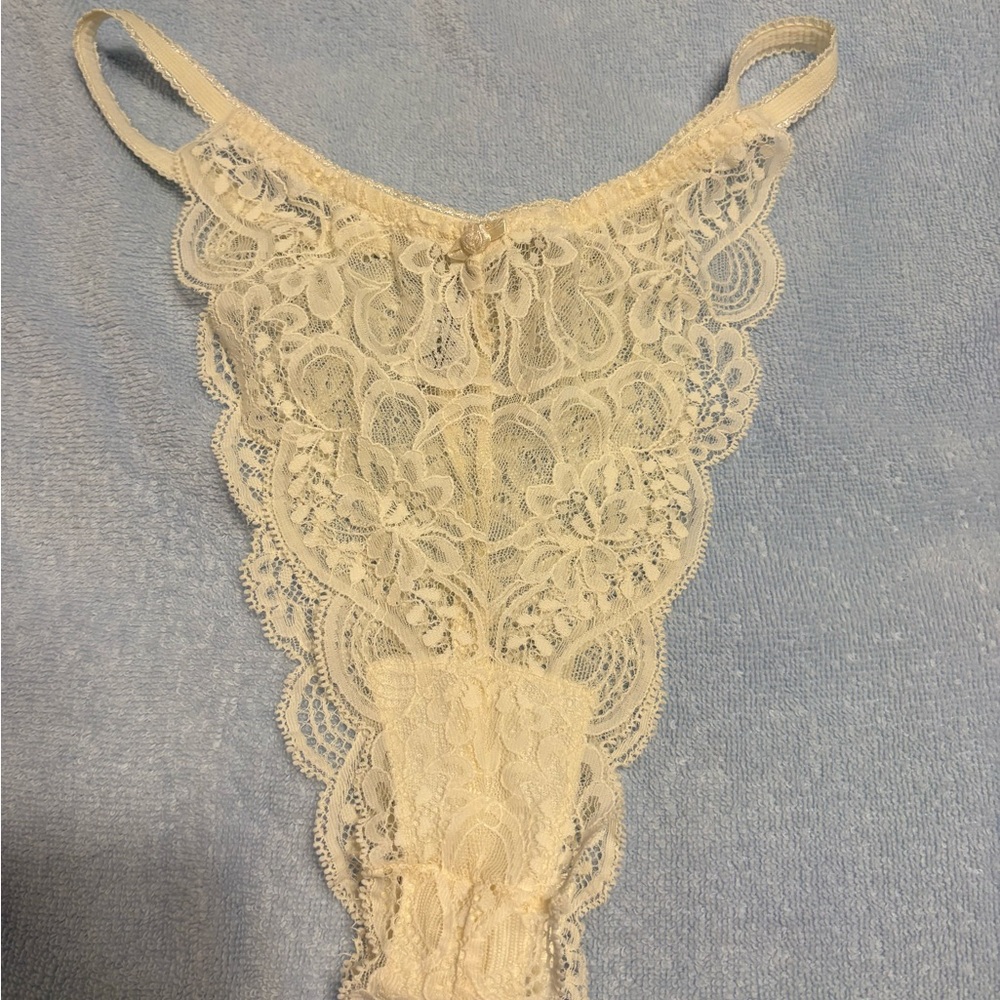 Vintage Oscar de la Renta delicate Cream Lace Thong with Floral Detail